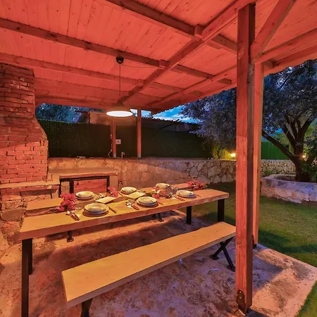 Candan Βίλα Κας